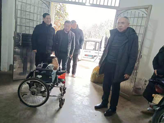 安庆市残联调研员黄伯红一行来潜走访慰问困难残疾人家庭