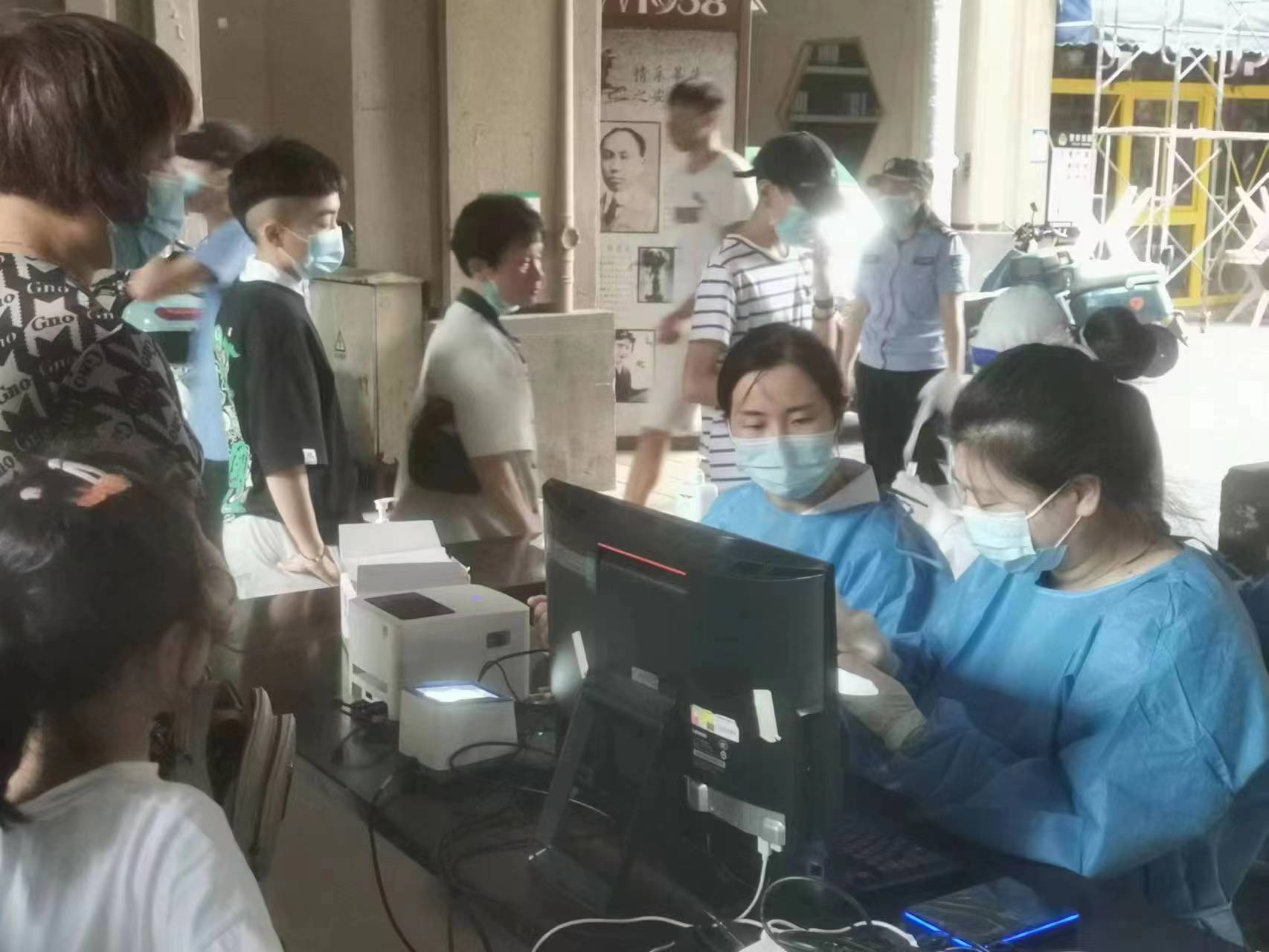安庆市残疾人康复中心党支部党员志愿者协助社区开展核酸检测工作