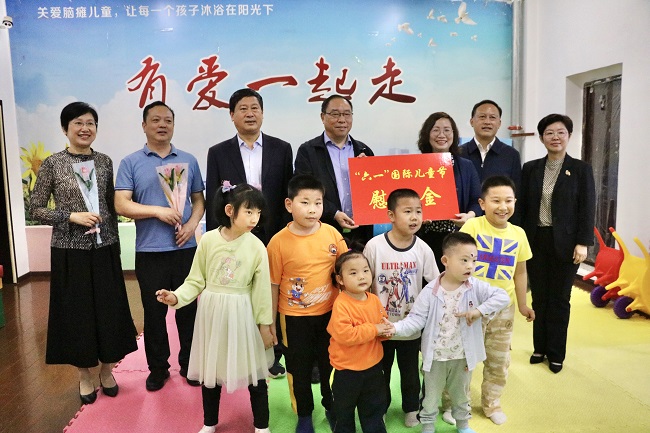 安庆市政协主席章松一行到沐阳之家看望慰问残疾儿童