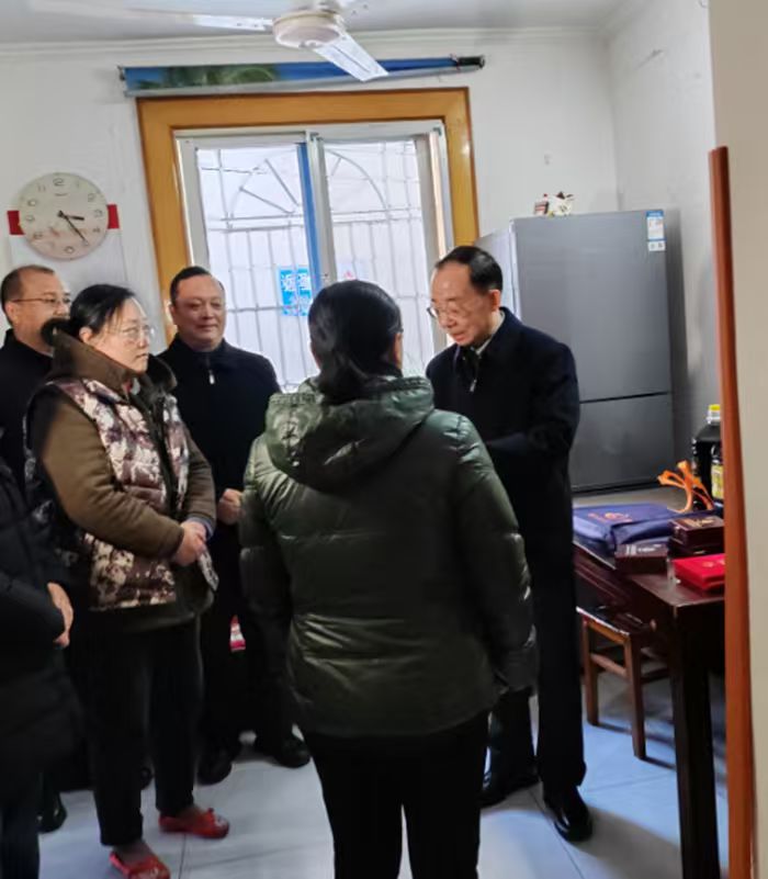 安庆市委书记孟景伟深入大观区走访慰问困难残疾人